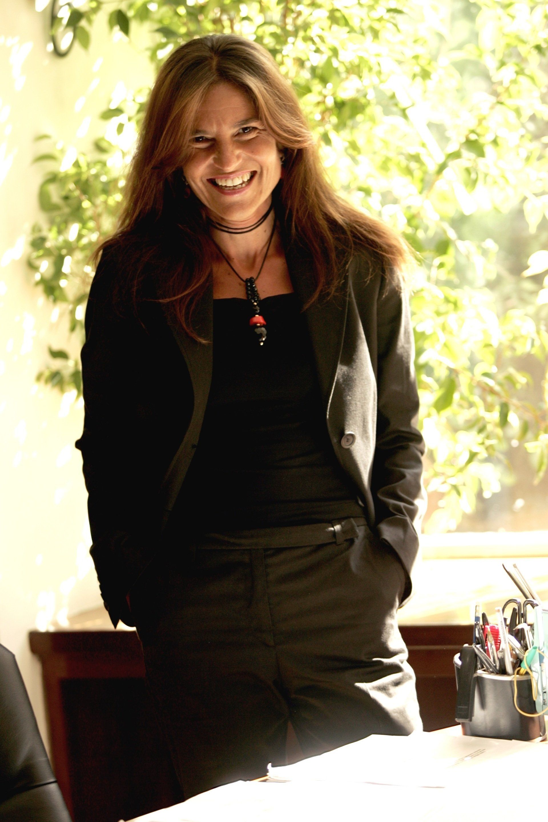 Margherita Tomasello alla sua scrivania, controluce