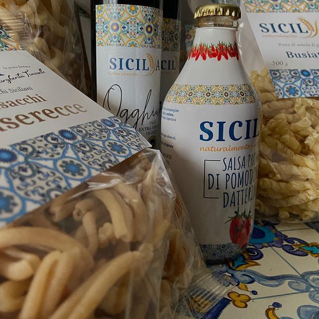 Cartoncini di maiolica sulle confezioni di Perciasacchi caserecce, olio Ogghiu e salsa di datterino